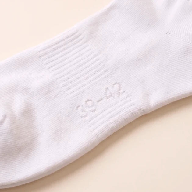 Zool van een witte hoge sok met maataanduiding