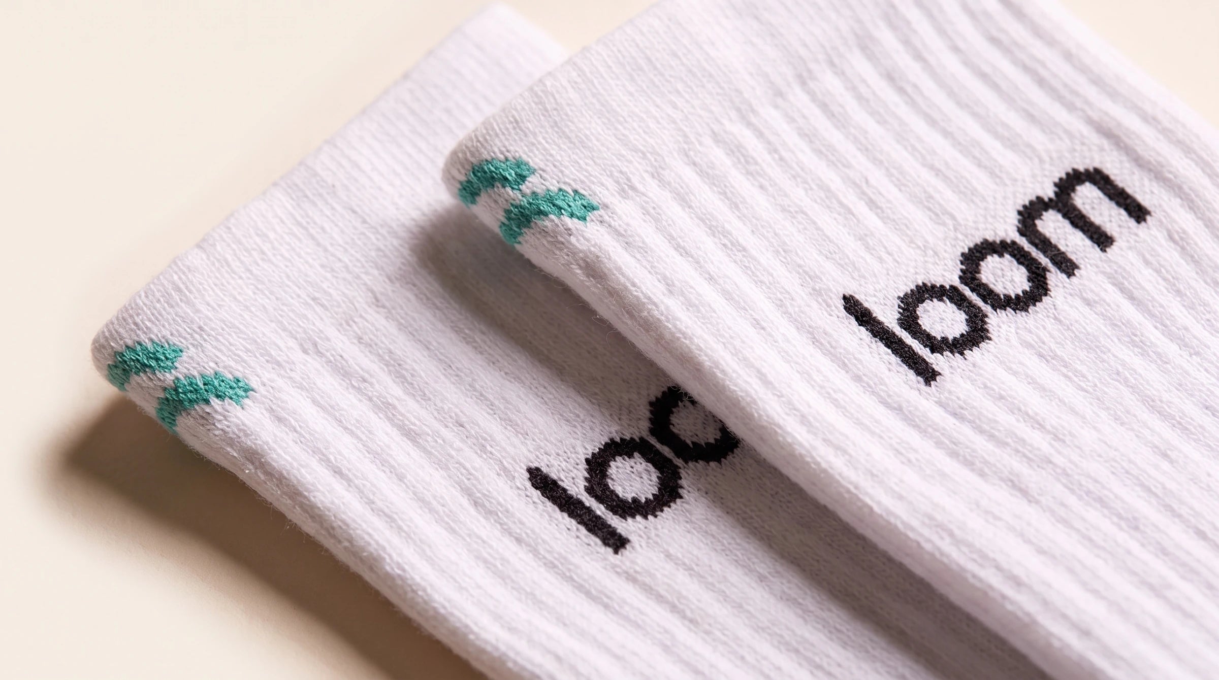 Boord van een witte hoge sok met kleurlabel Teal