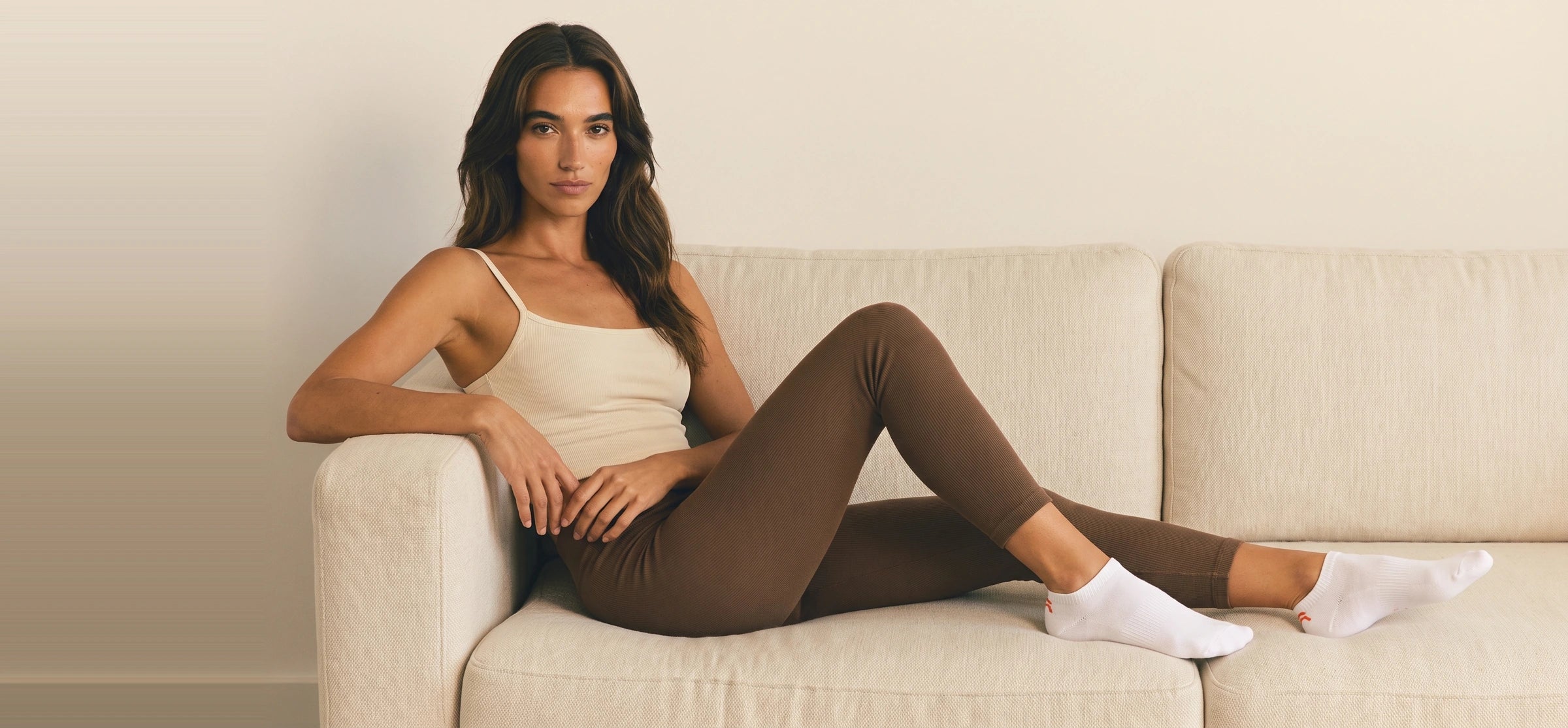 Model met bruine legging en witte enkelsokken